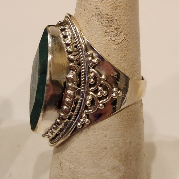 Sterling Silver Intricate Artistry Oval set Green Ring- Size 6. - Picture 5 of 9